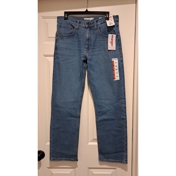 NWT Wrangler, Regular Fit Jeans, Medium Blue Wash Denim, Men’s 32 X 30 CLBP27 - Picture 1 of 11
